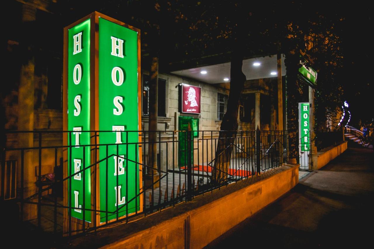 Sherlock Holmes Hostel Baku Exteriör bild