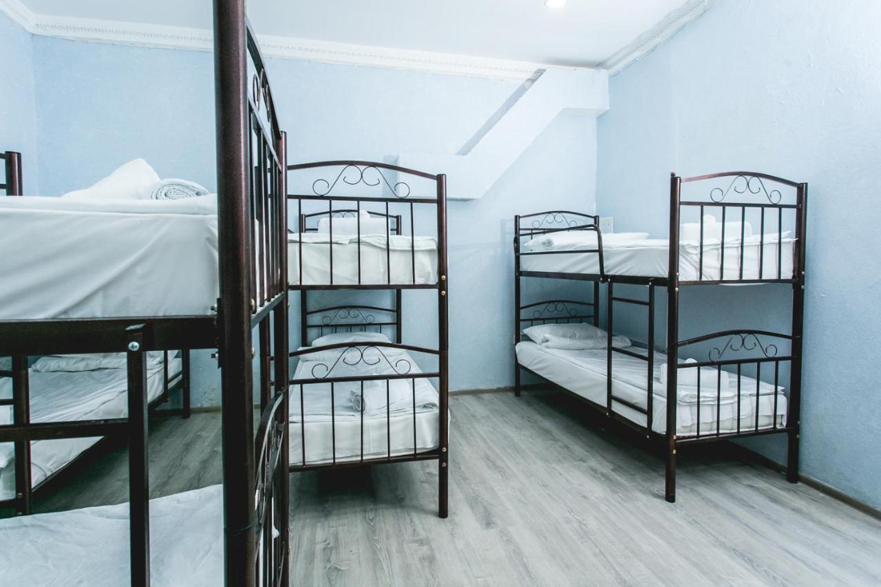 Sherlock Holmes Hostel Baku Exteriör bild