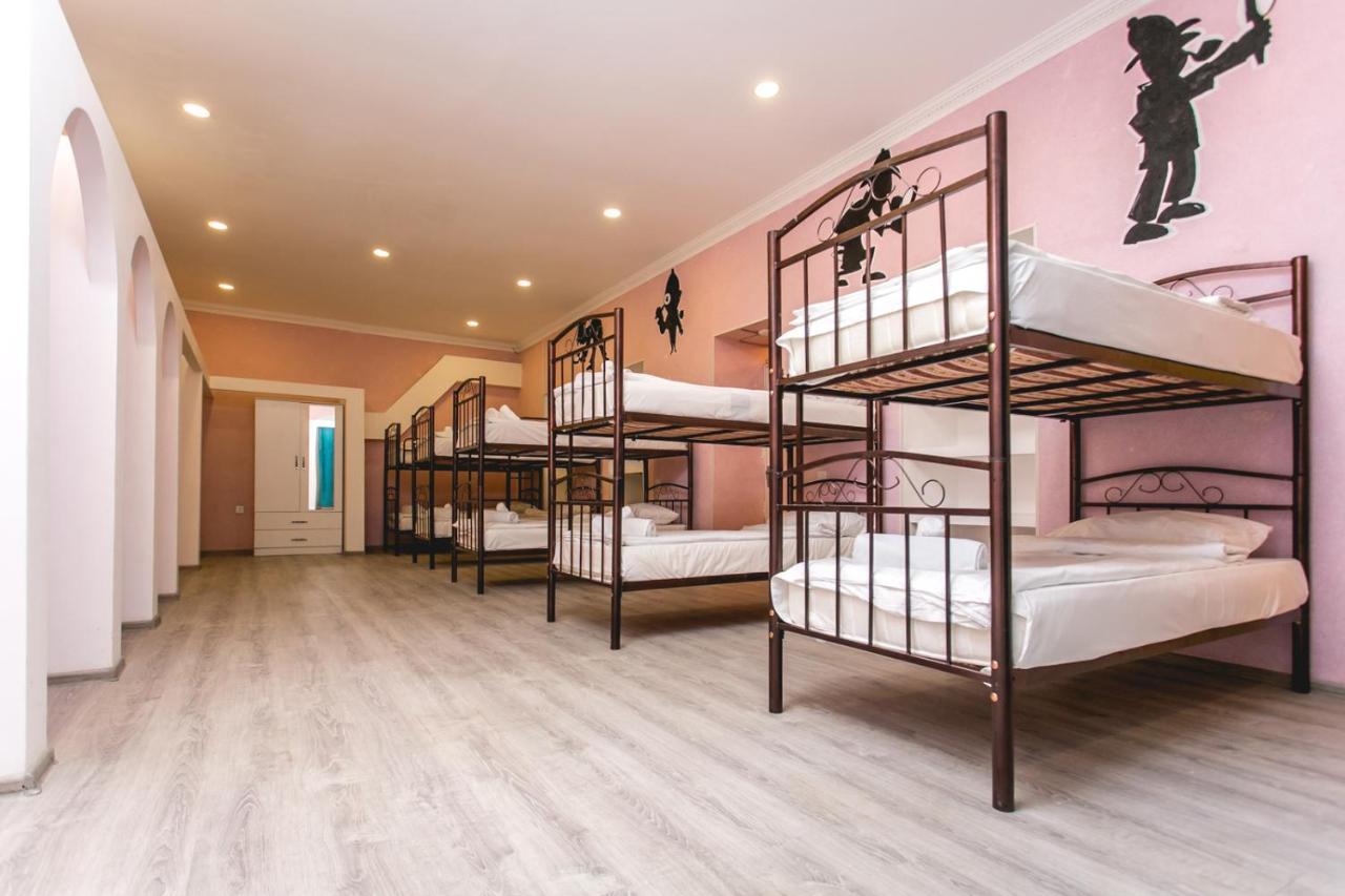Sherlock Holmes Hostel Baku Exteriör bild