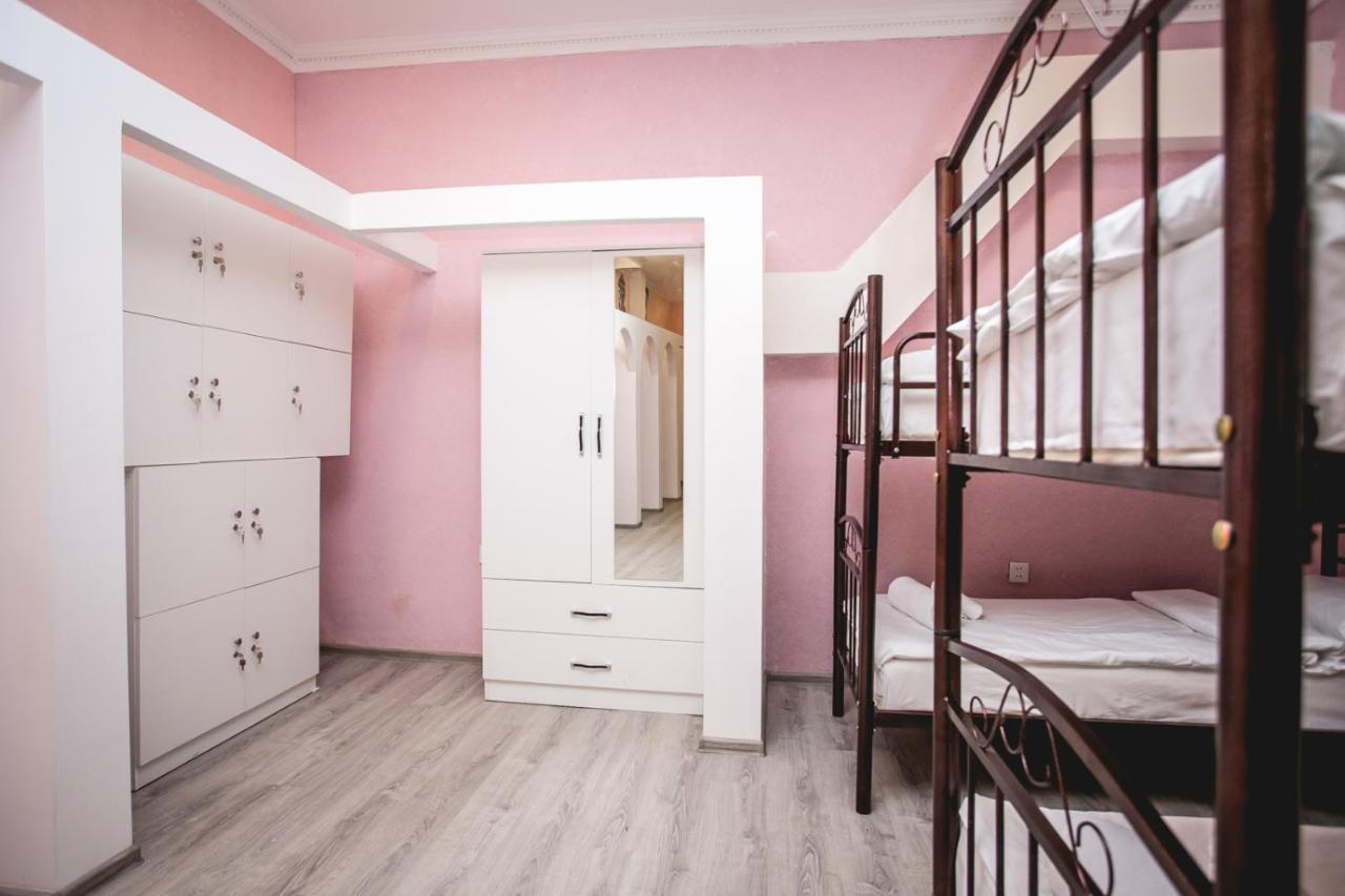 Sherlock Holmes Hostel Baku Exteriör bild