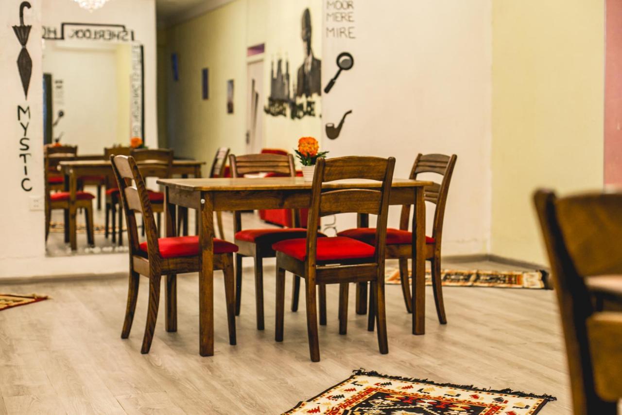 Sherlock Holmes Hostel Baku Exteriör bild