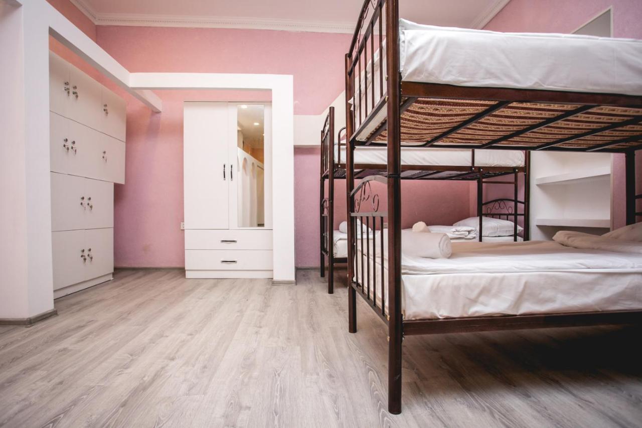 Sherlock Holmes Hostel Baku Exteriör bild